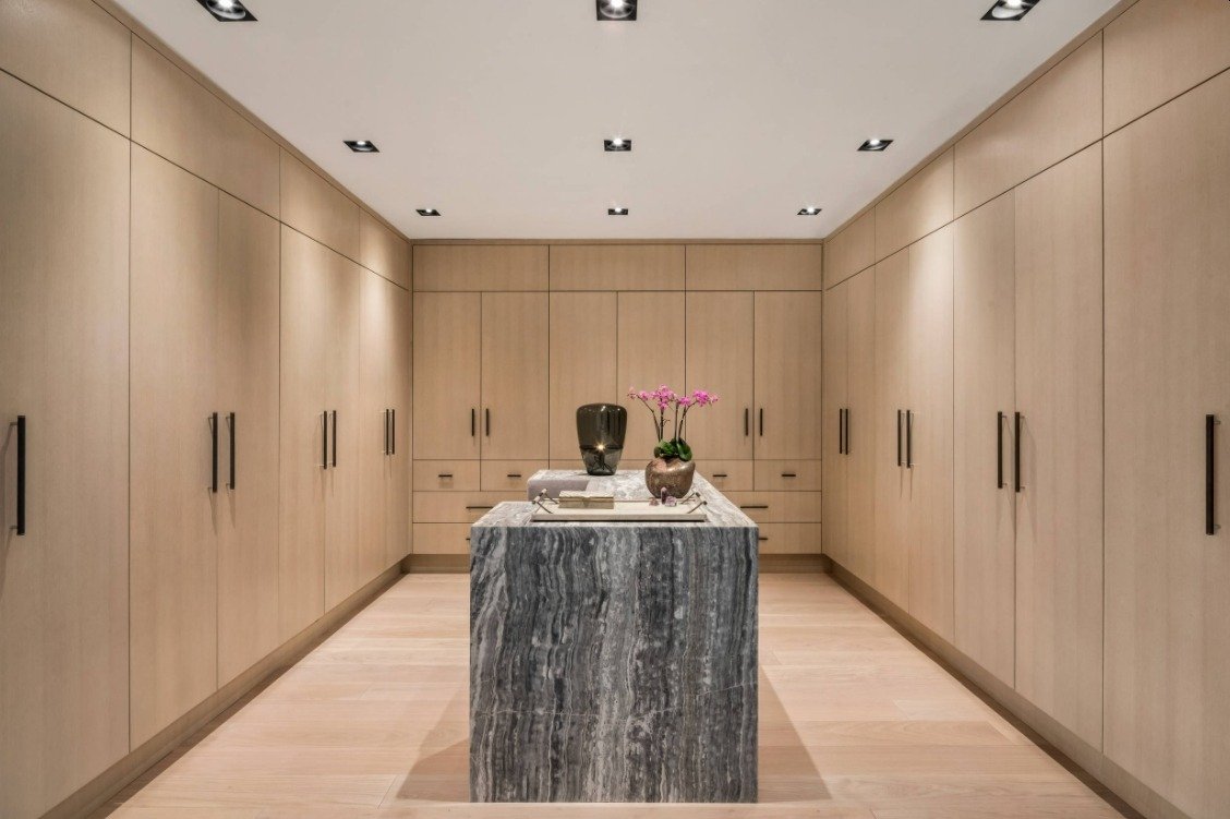 imgi_93_Walk-in-closet-design-with-a-modern-design